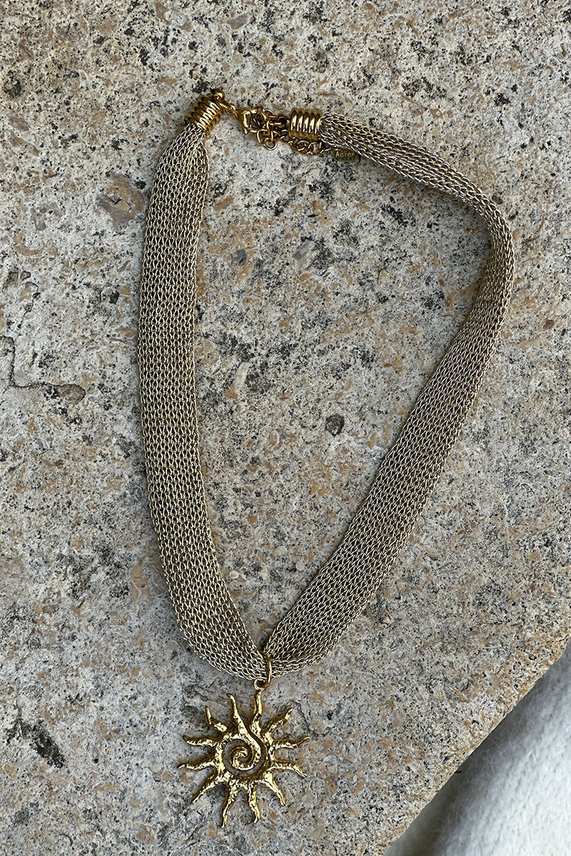 Collier en tissu petite maille dorée pendentif soleil gold