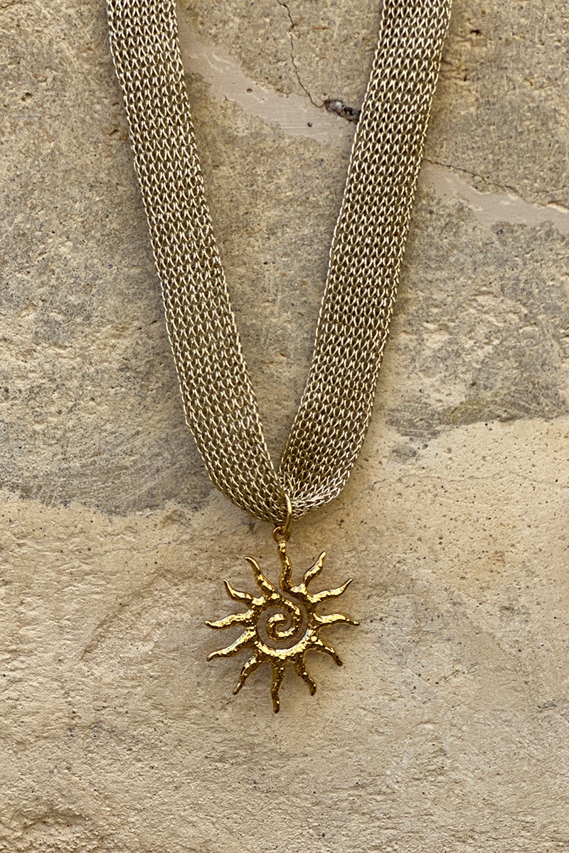 Collier en tissu petite maille dorée pendentif soleil gold