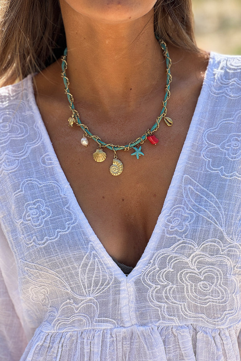 Collier maille dorée et corde turquoise torsade breloques coquillages et perles