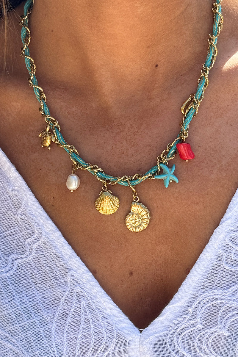 Collier maille dorée et corde turquoise torsade breloques coquillages et perles