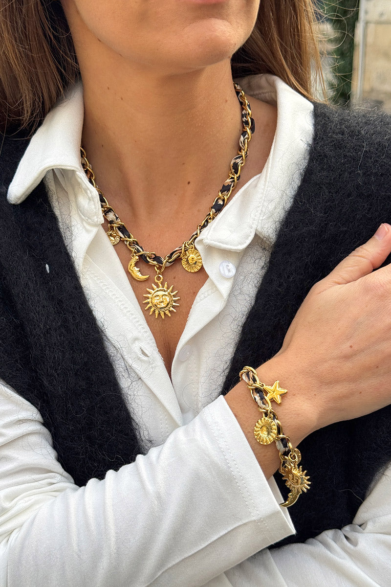 Collier maille dorée et tissu léopard avec pendentifs soleil, lune et étoile