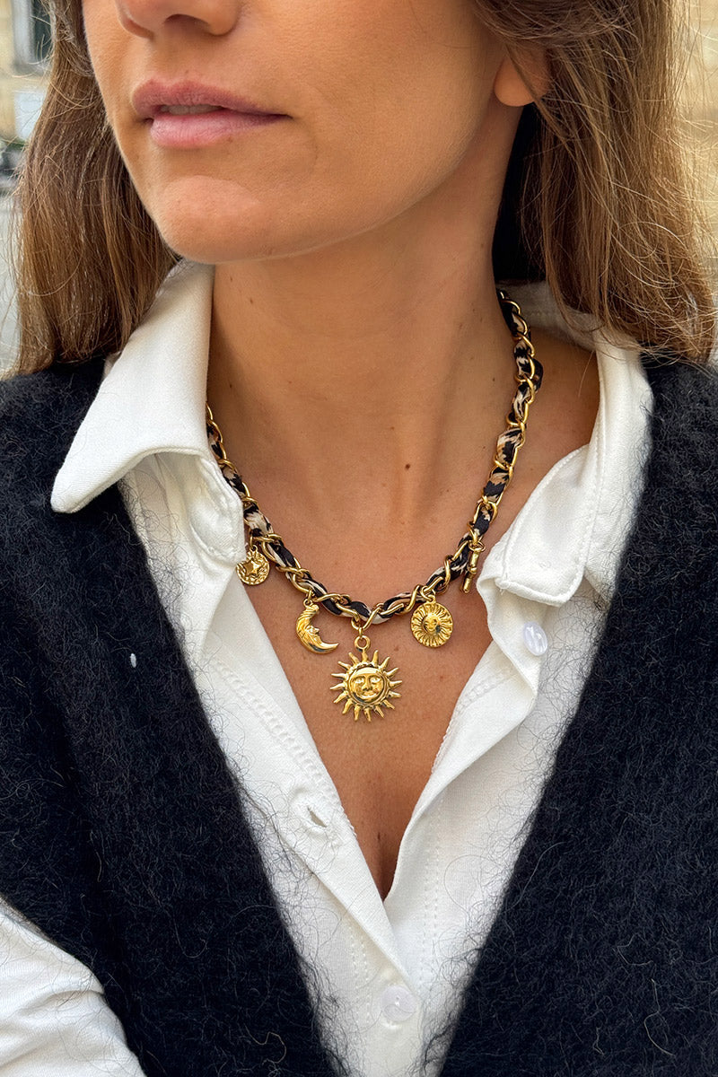 Collier maille dorée et tissu léopard avec pendentifs soleil, lune et étoile