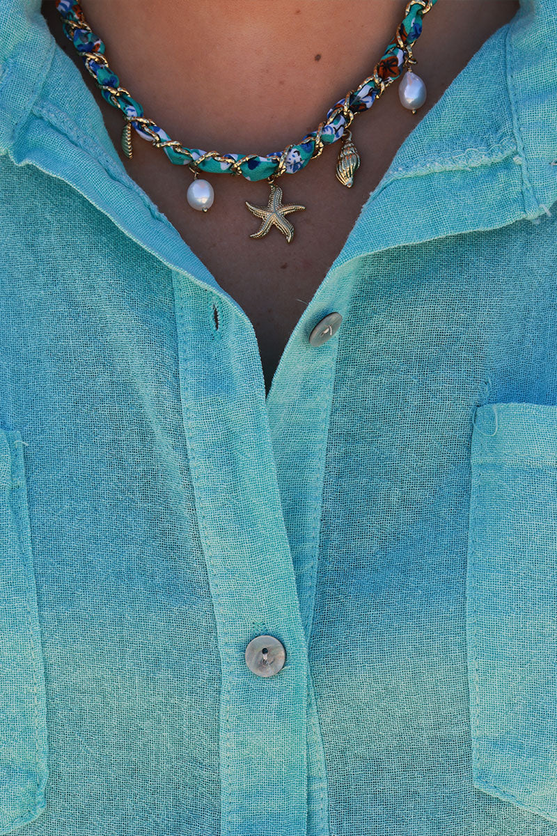 Collier maille et tissu torsade turquoise imprimé pendentifs coquillages dorés et perles d'eau douce