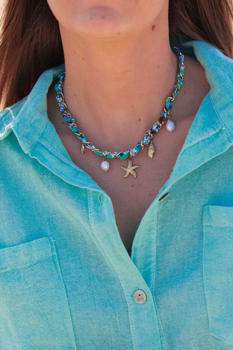 Collier maille et tissu torsade turquoise imprimé pendentifs coquillages dorés et perles d'eau douce