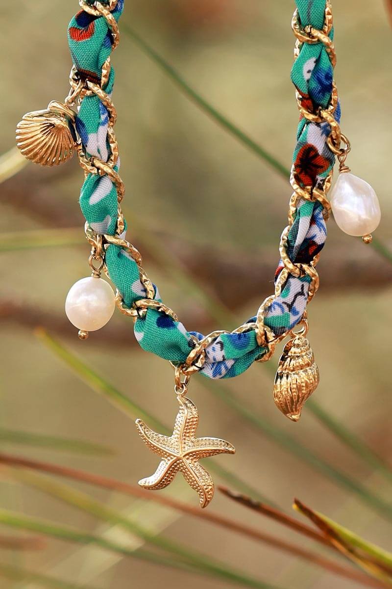 Collier maille et tissu torsade turquoise imprimé pendentifs coquillages dorés et perles d'eau douce