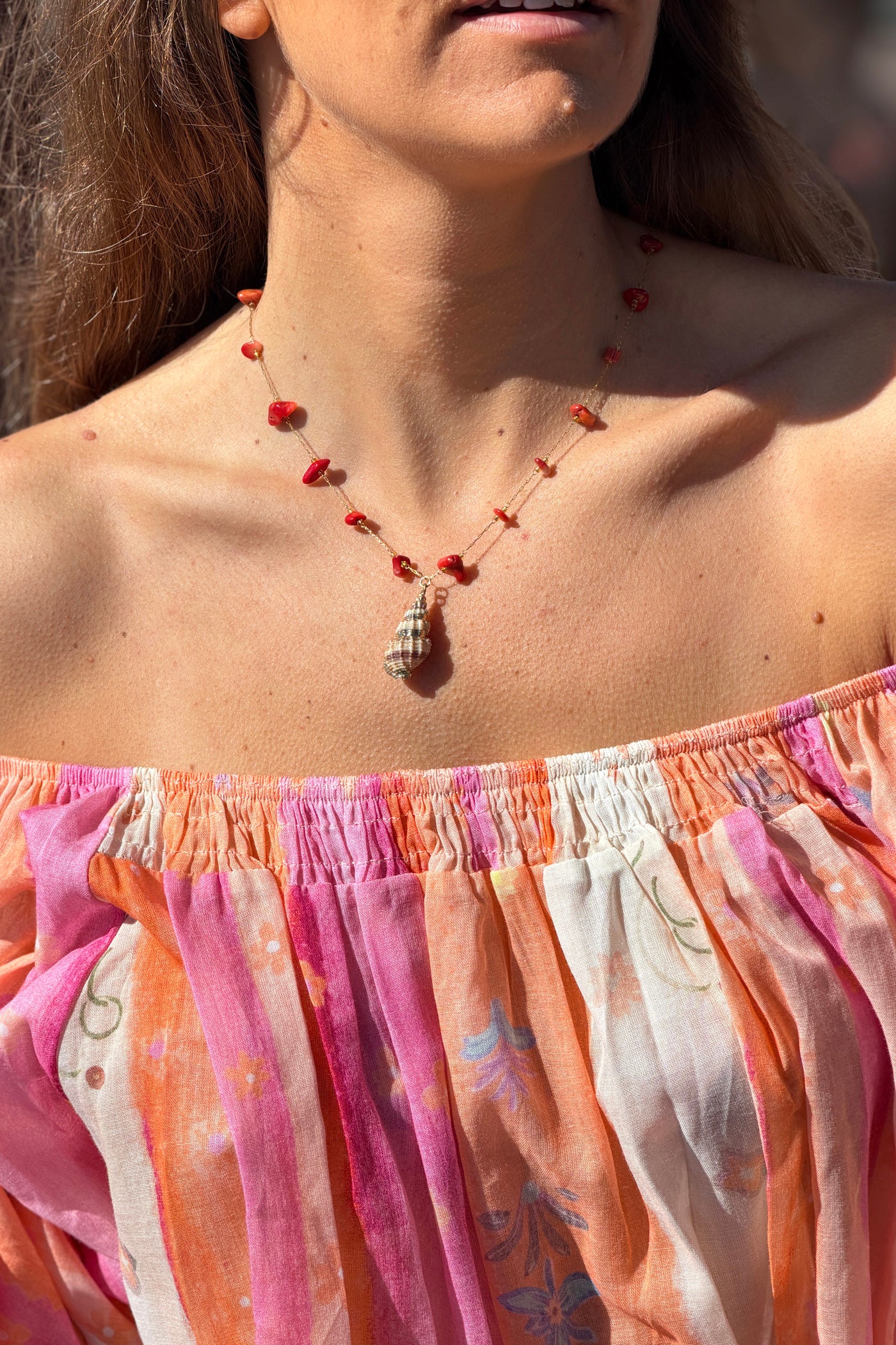 Collier petite chaine dorée et pierre résine corail pendentif coquillage