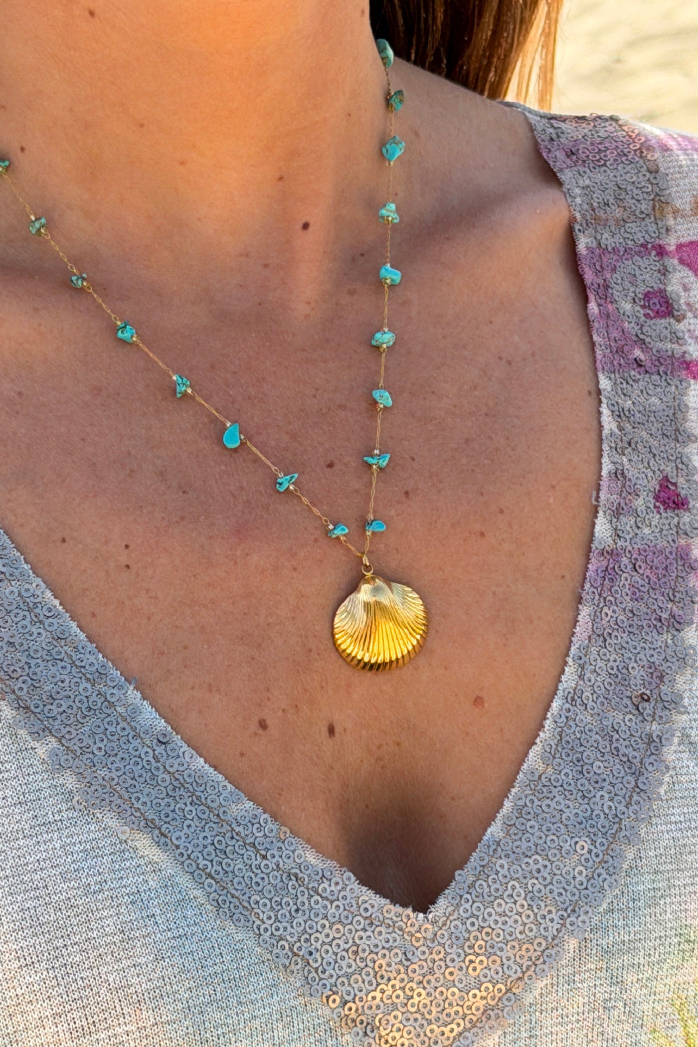 Collier petite chaine dorée et pierre résine turquoise pendentif coquillage