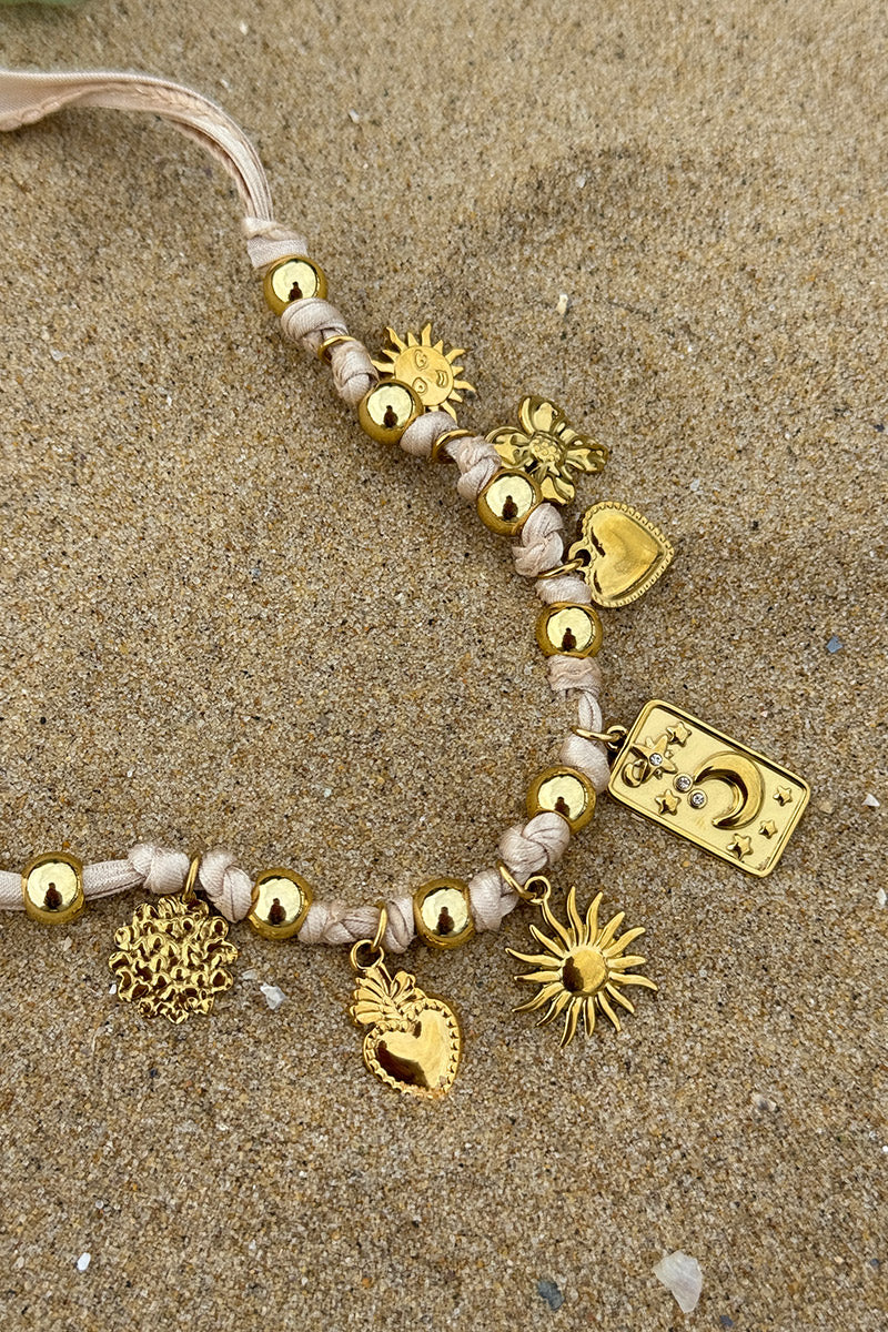 Collier ruban beige et pendentifs dorés trèfle soleil cœur et lune