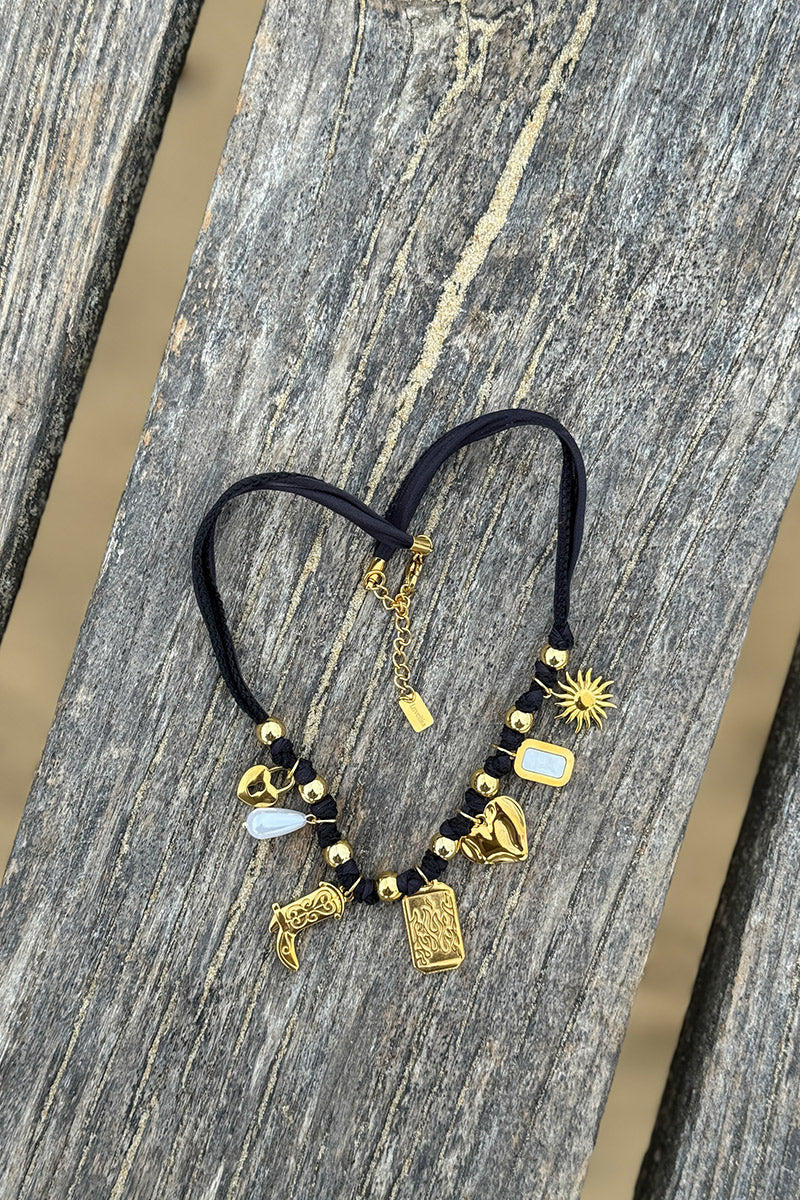 Collier ruban noir et pendentifs dores botte cowboy santiag soleil cœur