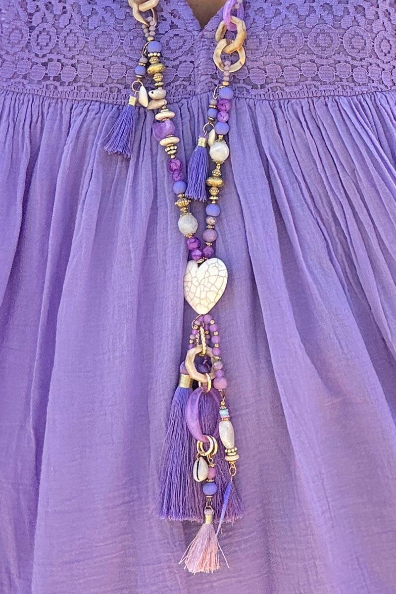 Collier sautoir en perles nuances de violet et lilas pompon et coeur