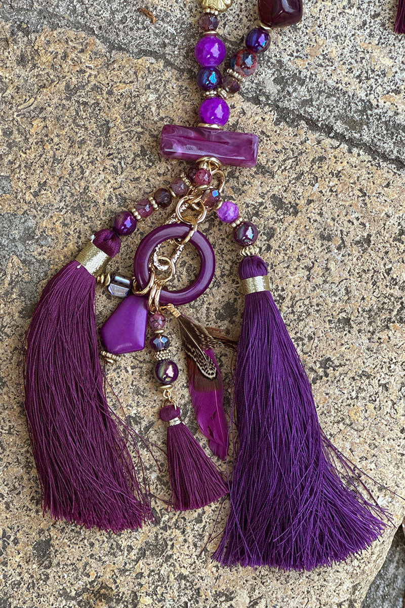 Collier sautoir en perles nuances de violet avec pompons et plumes