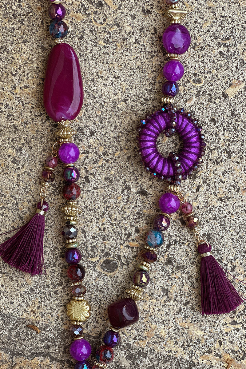 Collier sautoir en perles nuances de violet avec pompons et plumes