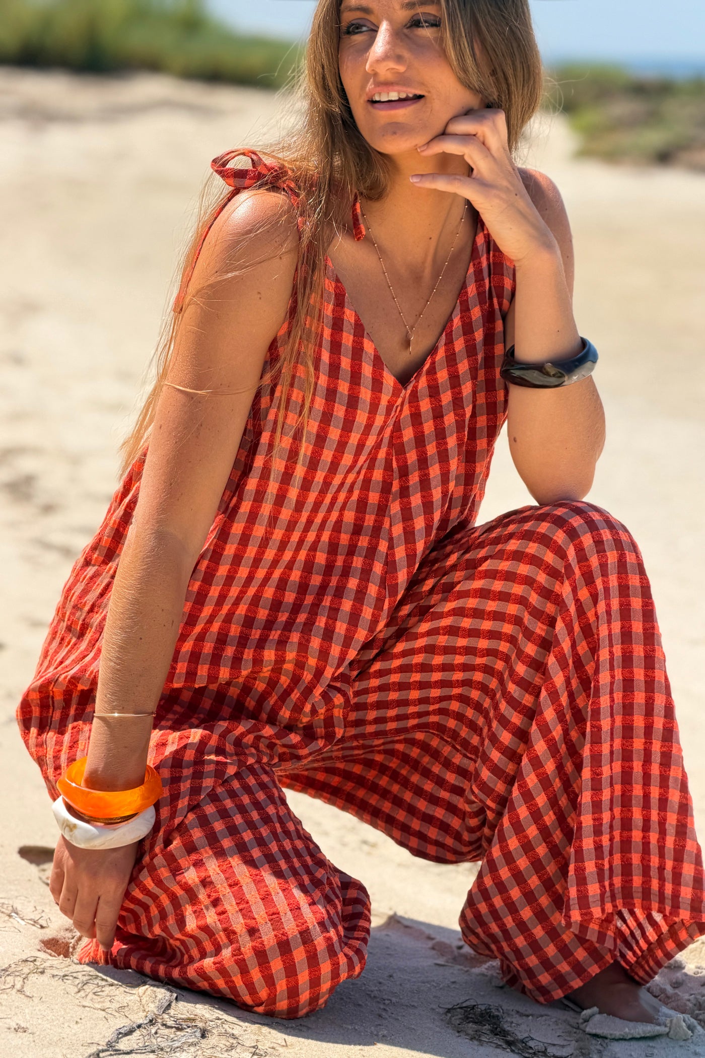Combi pantalon à carreaux orange terracotta effet texturé bretelles nœuds