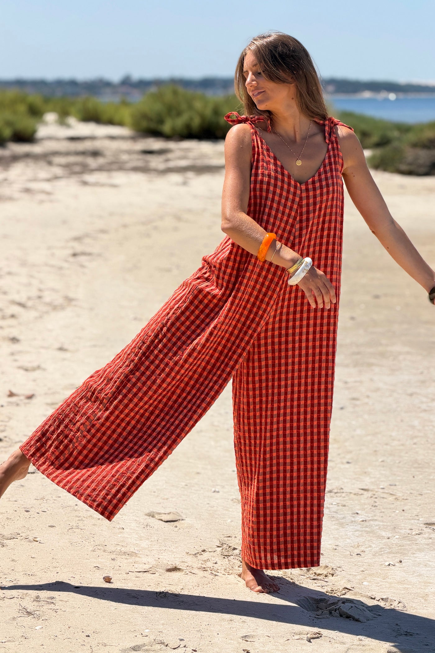 Combi pantalon à carreaux orange terracotta effet texturé bretelles nœuds