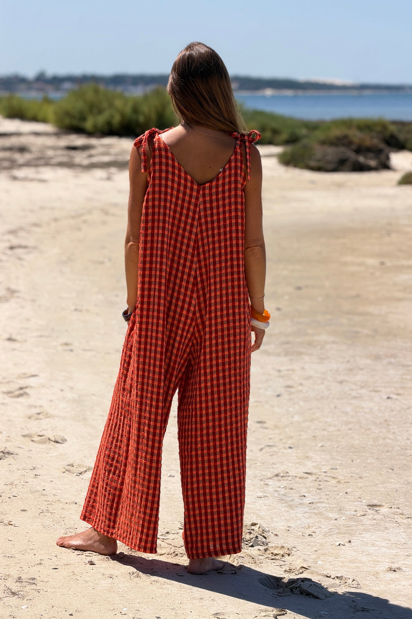 Combi pantalon à carreaux orange terracotta effet texturé bretelles nœuds