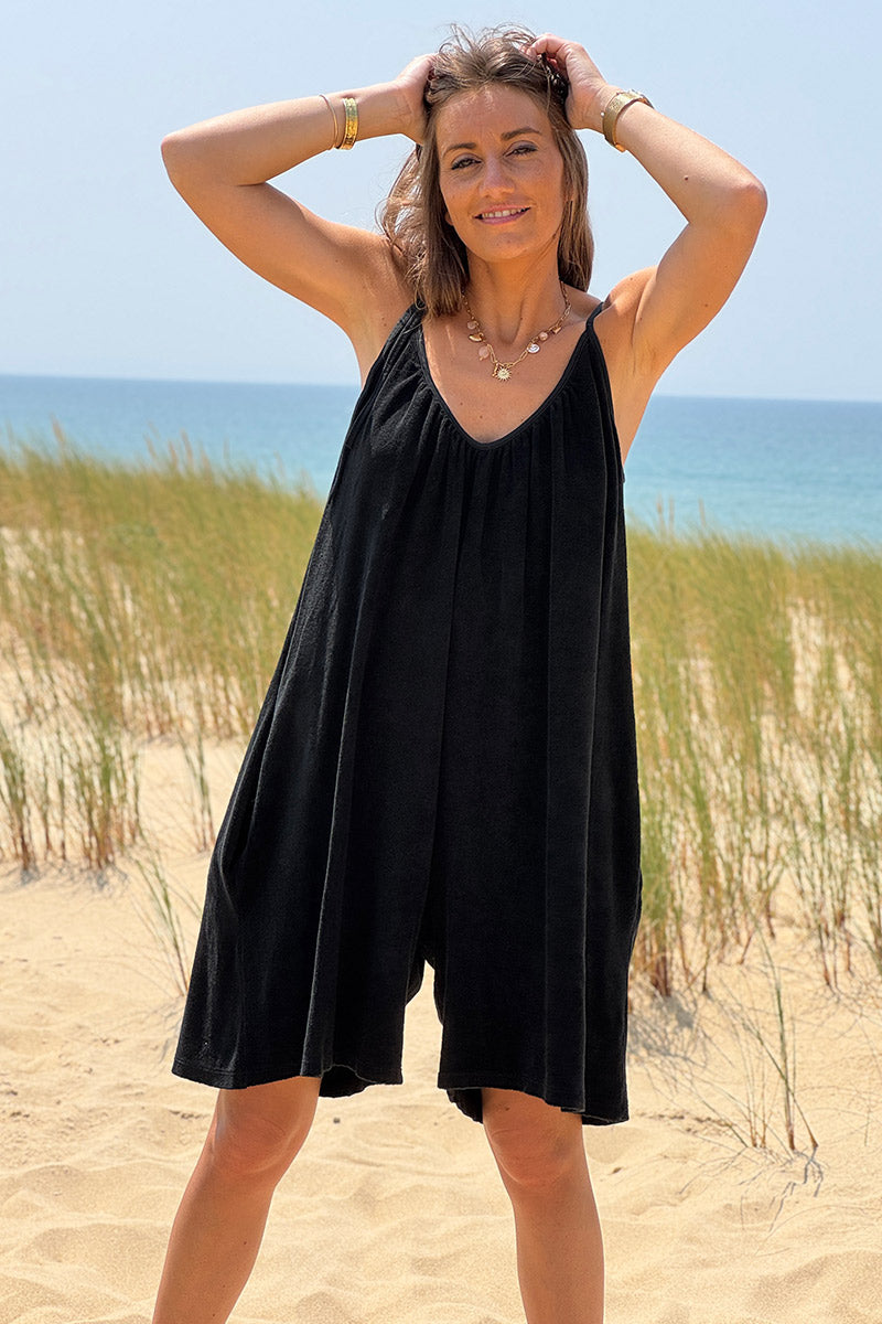 Combi short loose noir en éponge à bretelles
