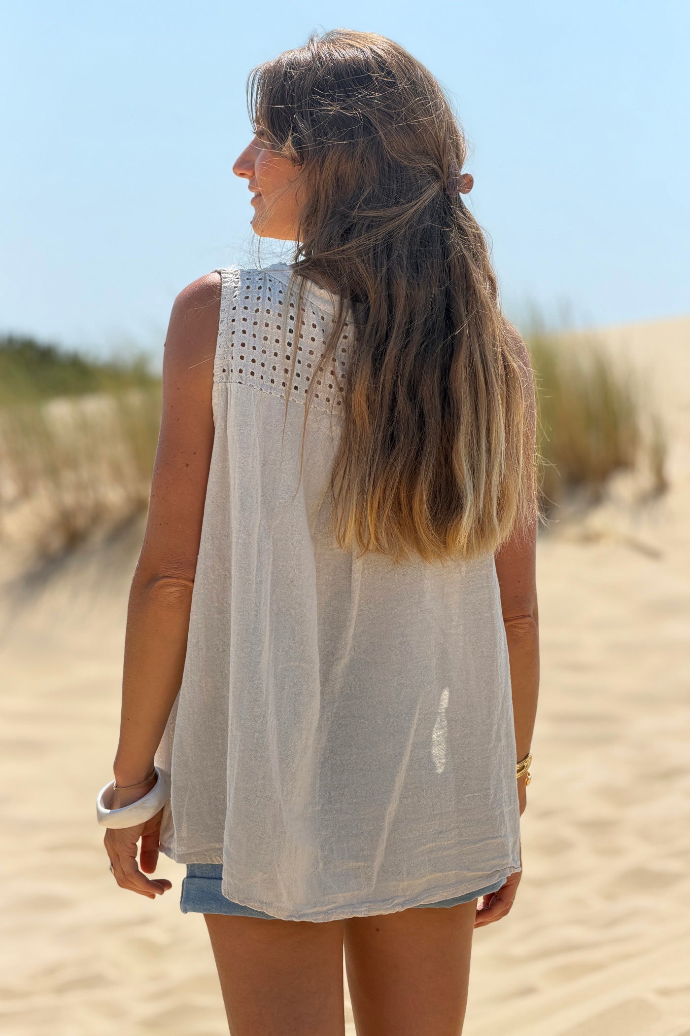 Débardeur à boutons beige en coton effet piqué broderie et dentelle au col