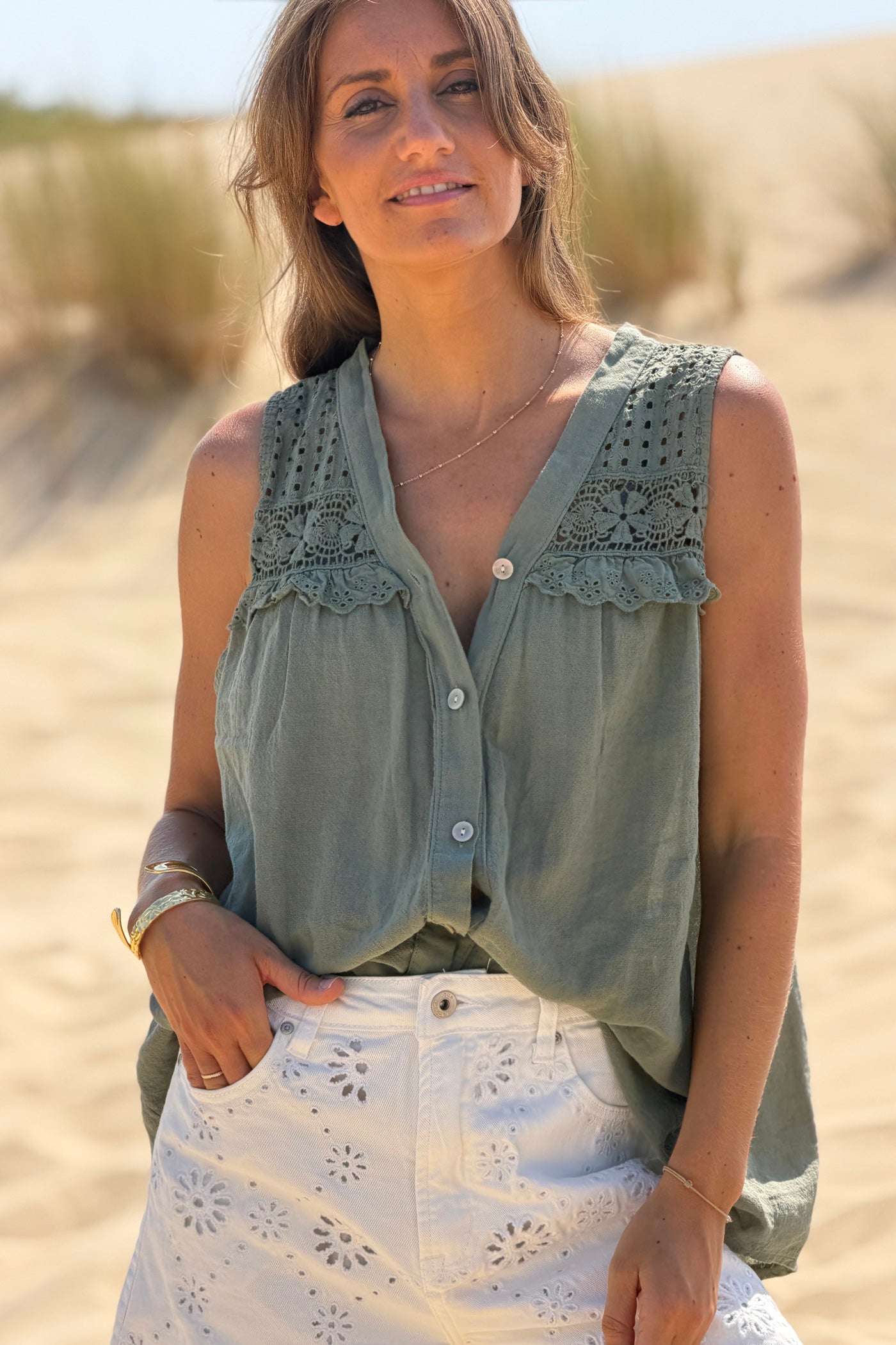 Débardeur à boutons kaki en coton effet piqué broderie et dentelle au col