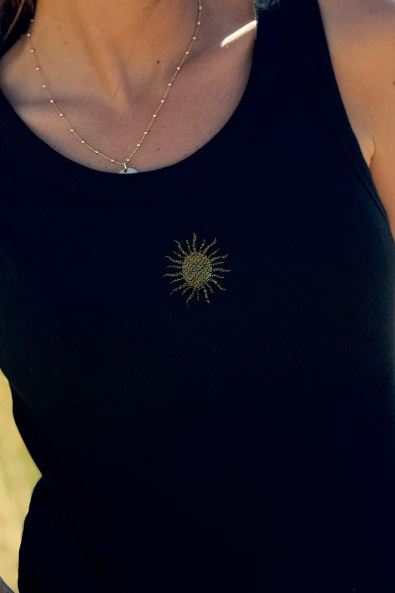 Débardeur côtelé noir broderie soleil doré