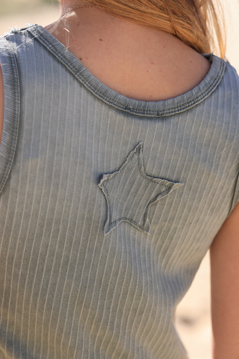Camiseta de tirantes de algodón de canalé caqui, cuello con efecto desgastado, canesú de estrella en la espalda
