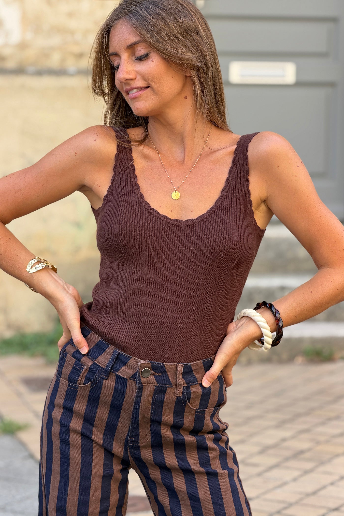 Débardeur marron tout doux petite maille côtelée col détails vagues