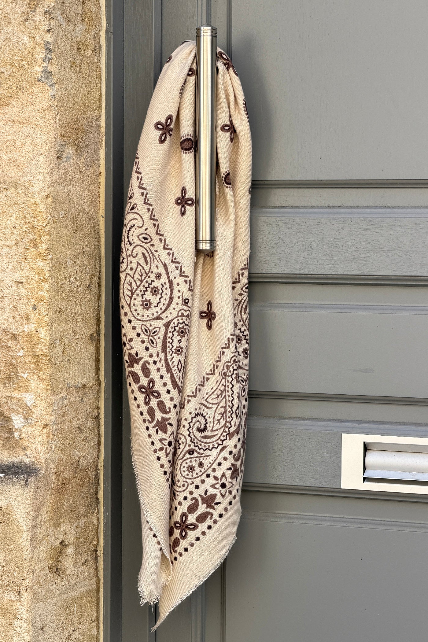 Écharpe beige douce imprimé bandana à finitions franges