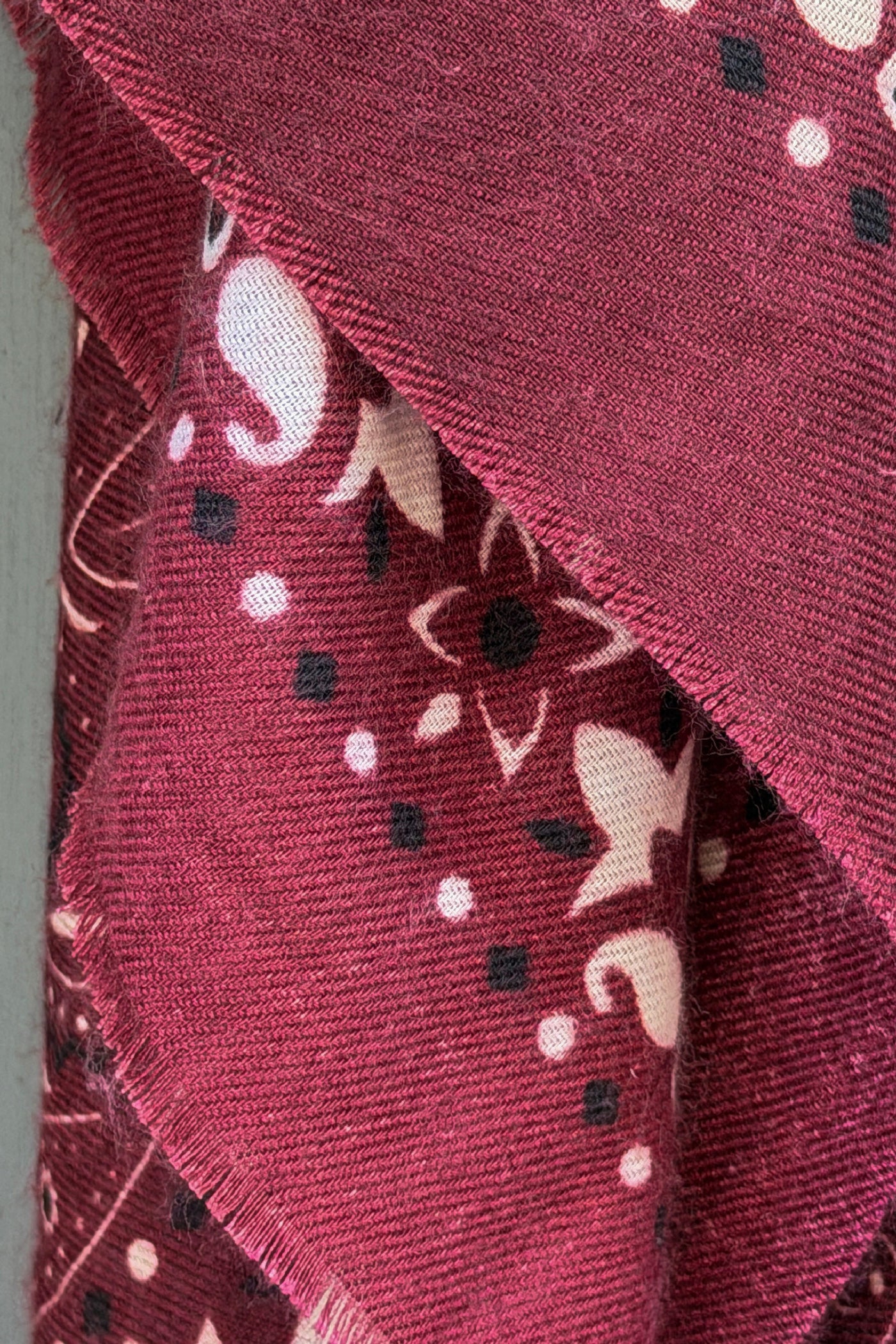 Écharpe bordeaux aubergine douce imprimé bandana à finitions franges