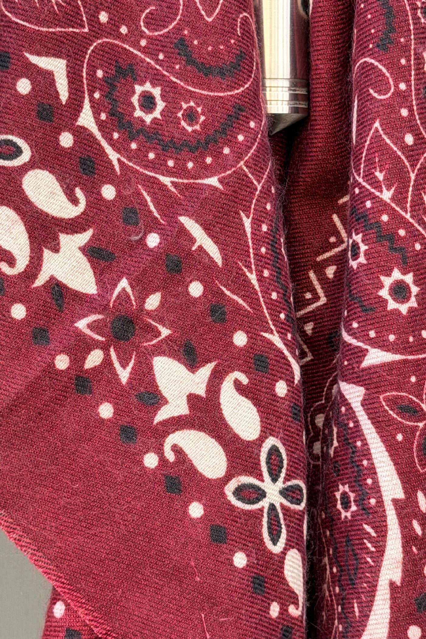 Écharpe bordeaux aubergine douce imprimé bandana à finitions franges