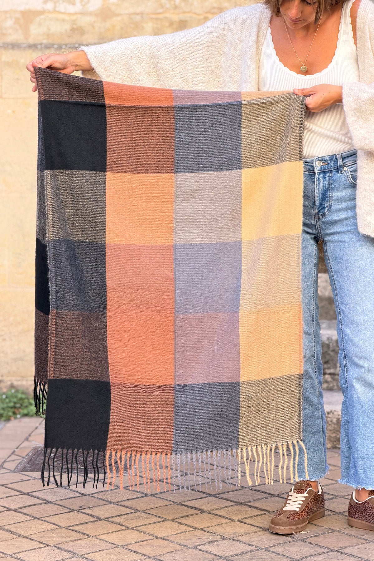 Echarpe douce à franges motif carreaux camel et noir