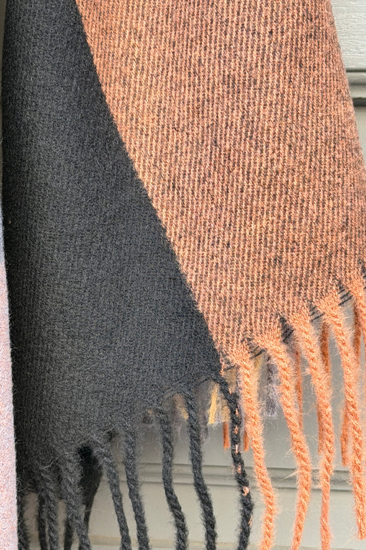Echarpe douce à franges motif carreaux camel et noir