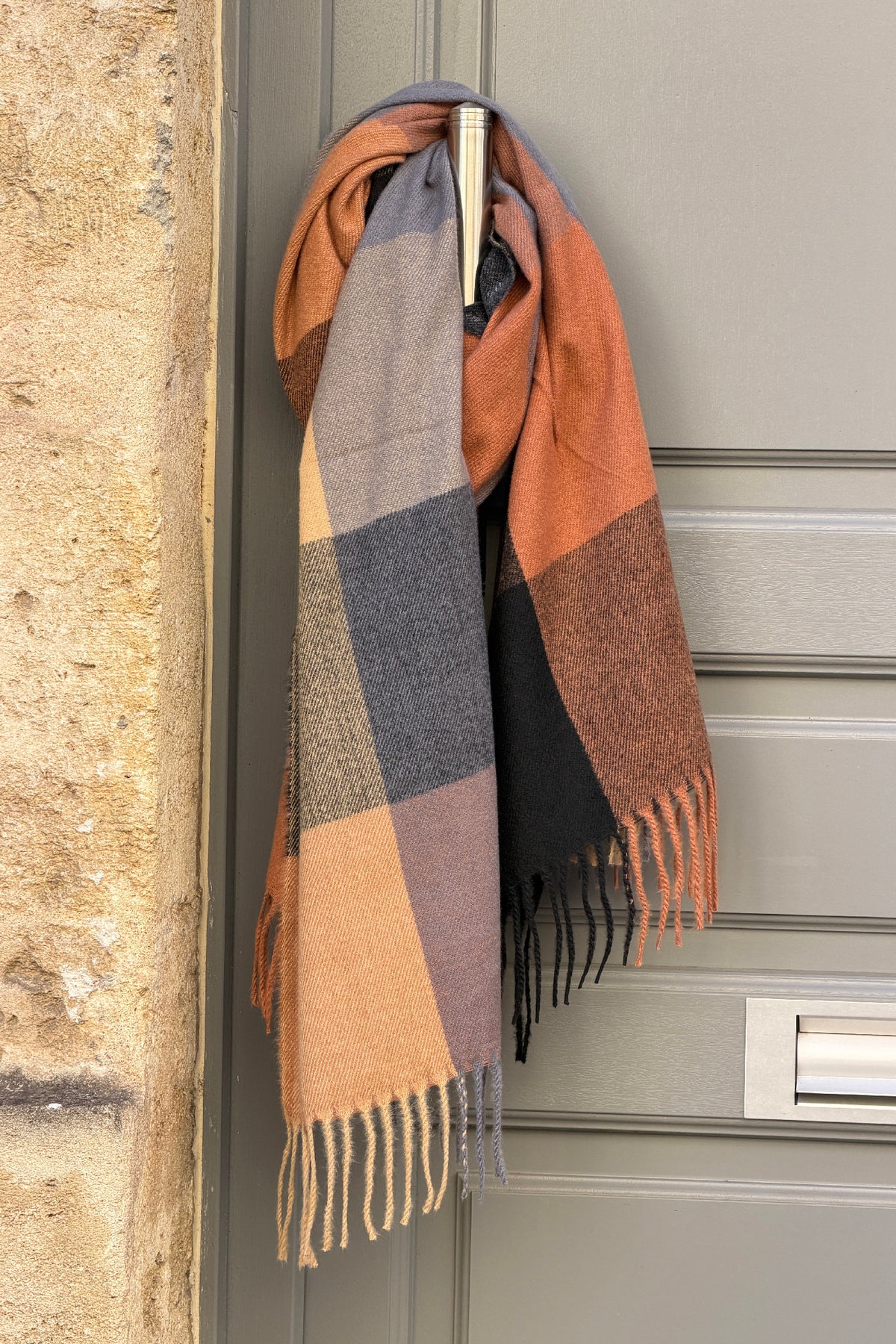Echarpe douce à franges motif carreaux camel et noir