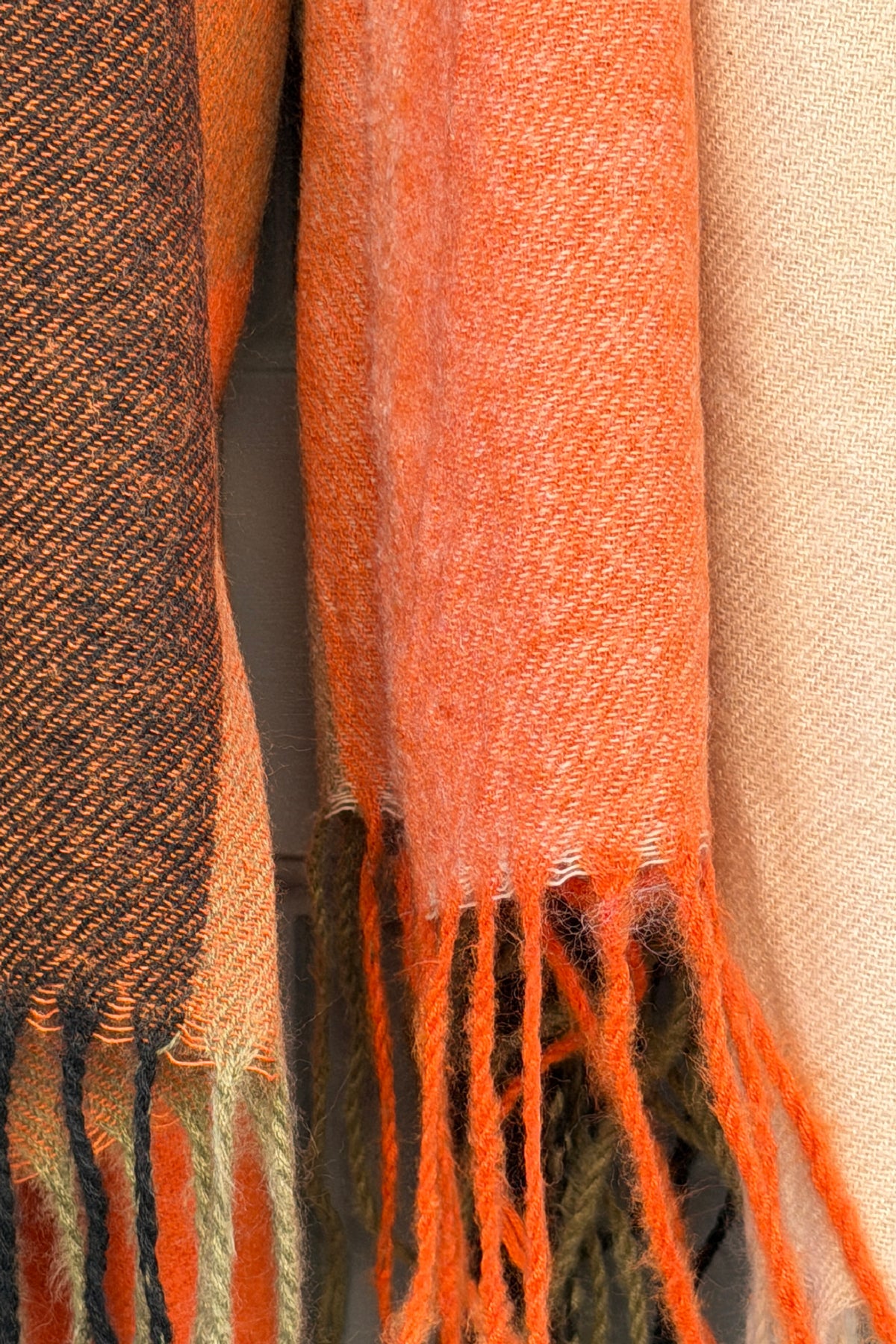 Echarpe douce à franges motif carreaux orange et kaki