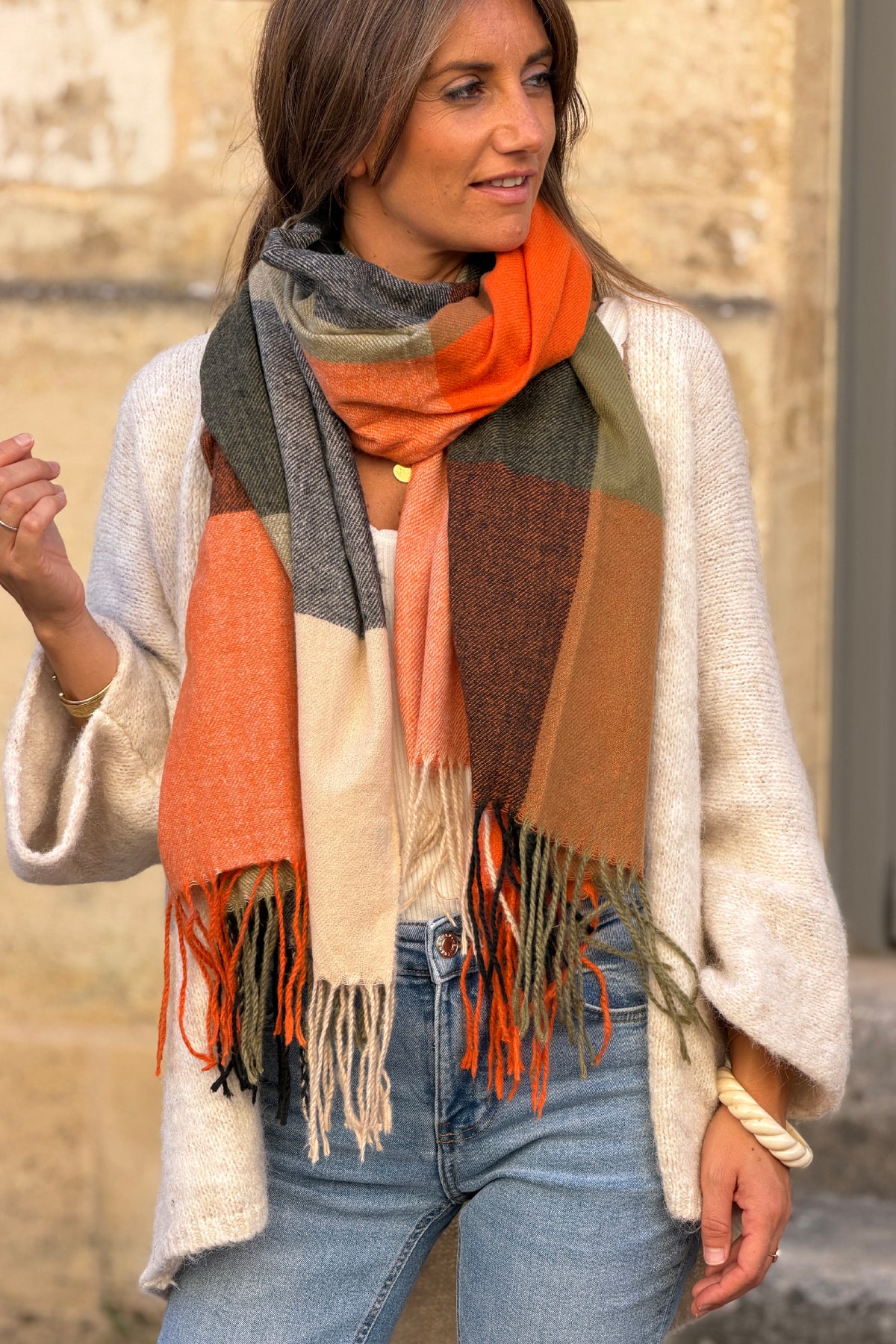 Echarpe douce à franges motif carreaux orange et kaki