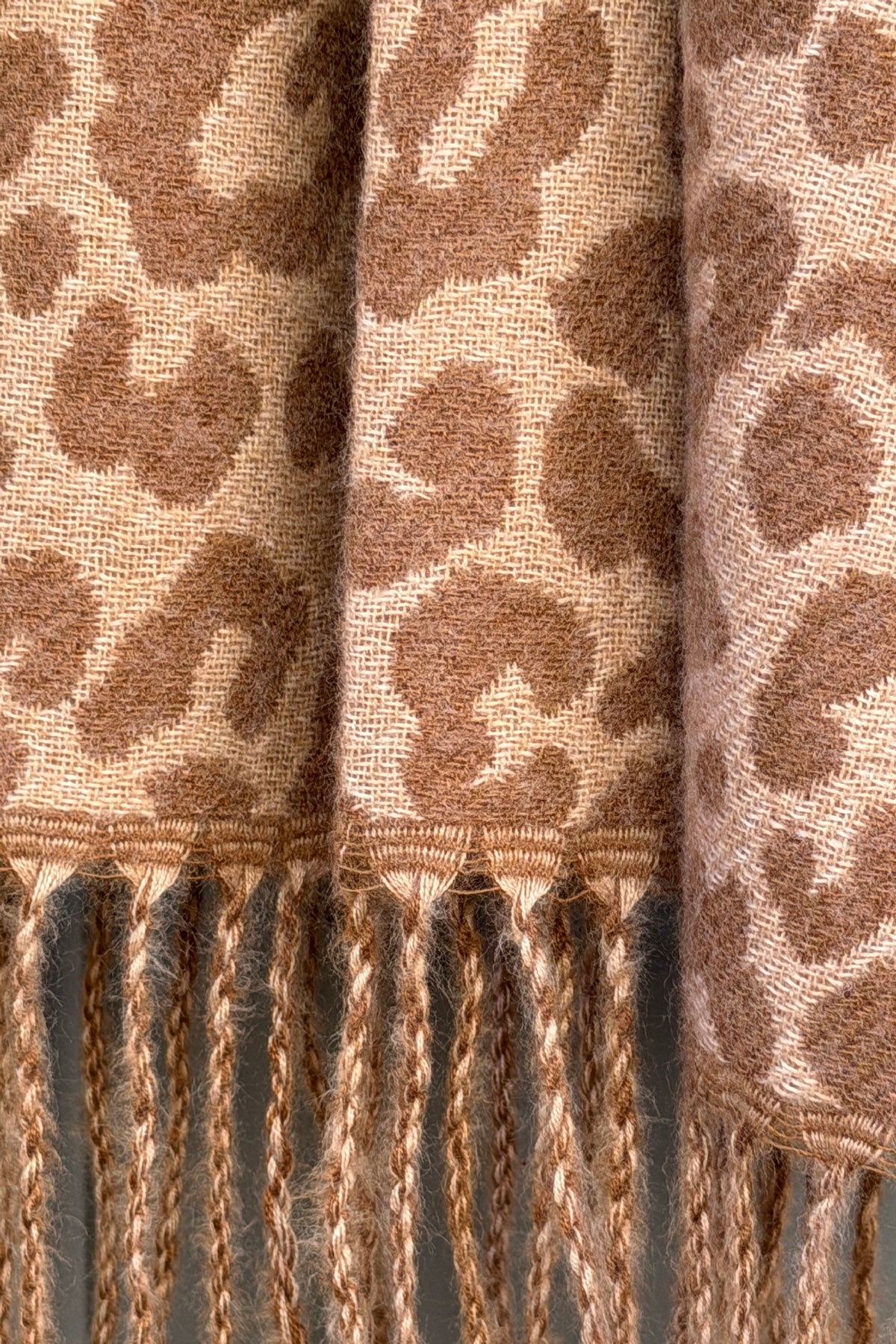 Echarpe douce avec franges motifs léopard beige et camel