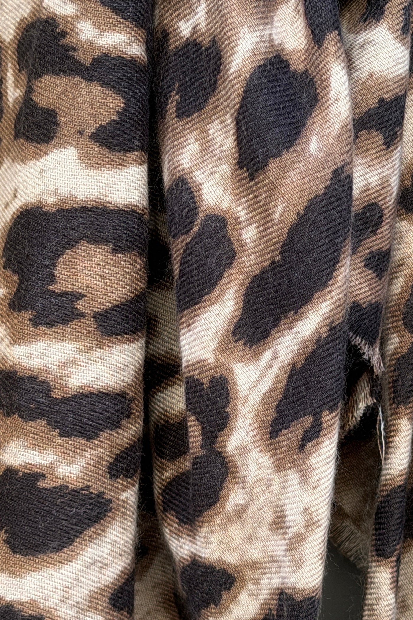 Écharpe douce beige imprimé léopard avec liseré noir