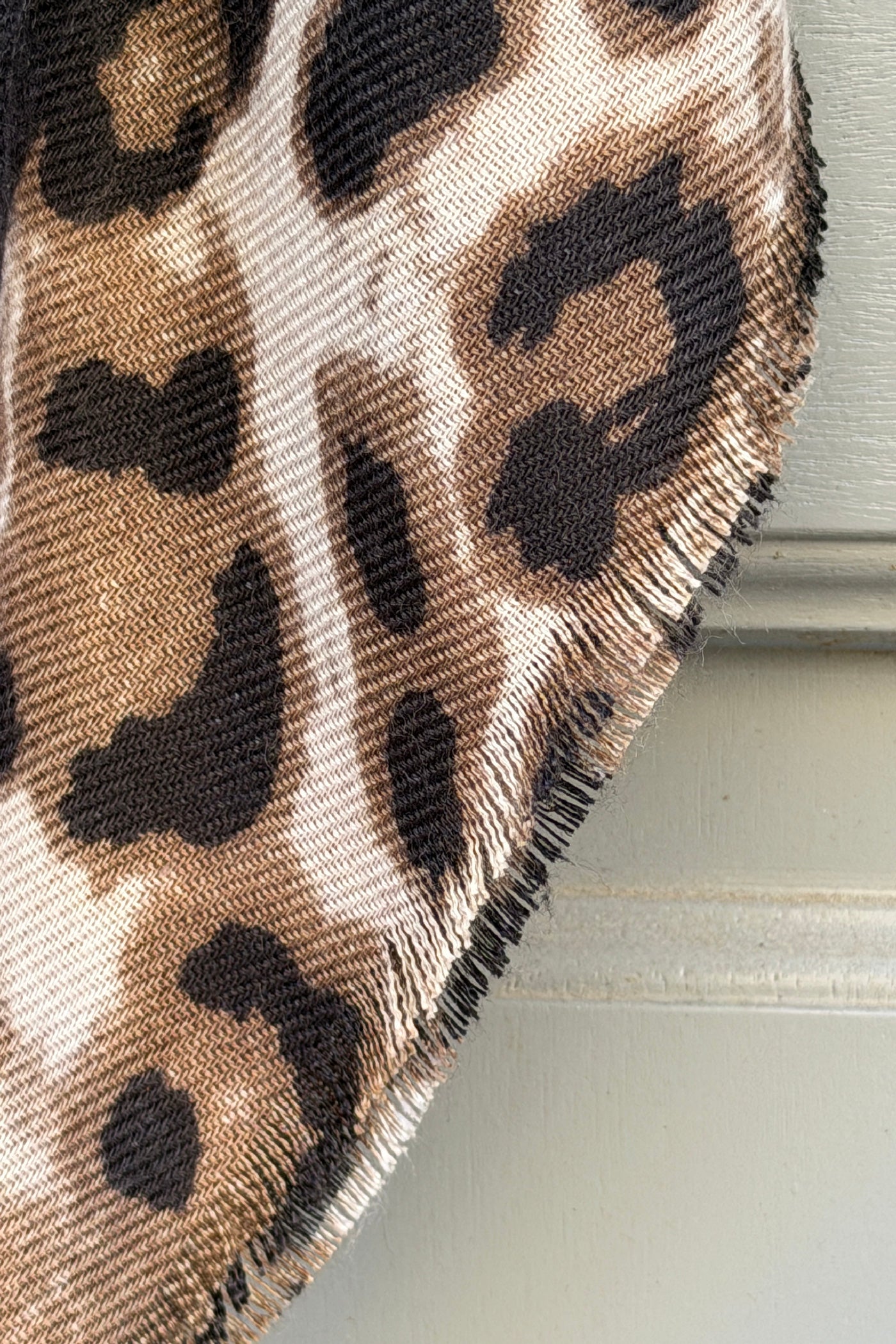 Écharpe douce beige imprimé léopard avec liseré noir