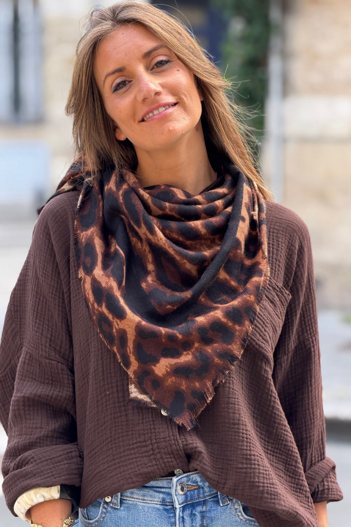 Écharpe douce camel imprimé léopard avec liseré noir