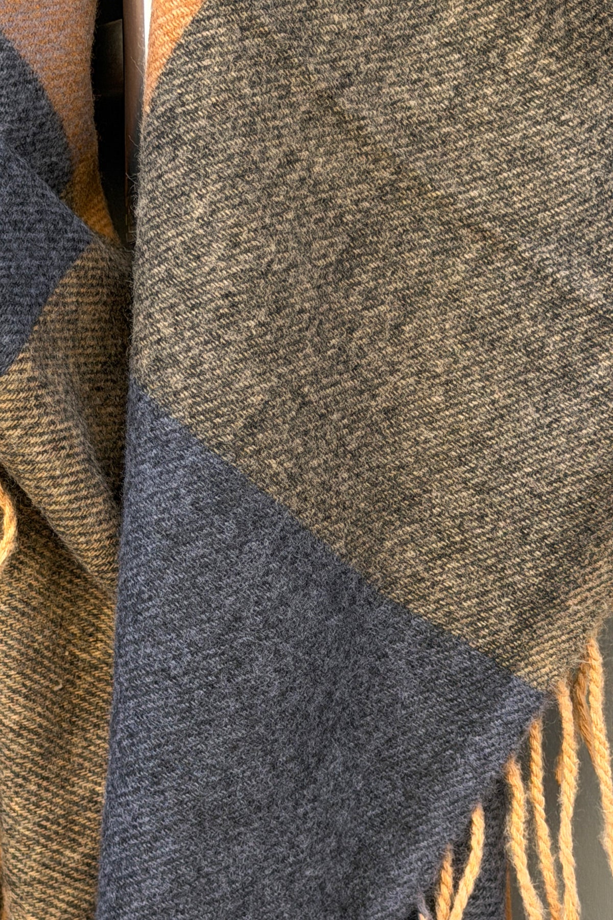Echarpe douce carrée à carreaux camel noir et bleu avec franges