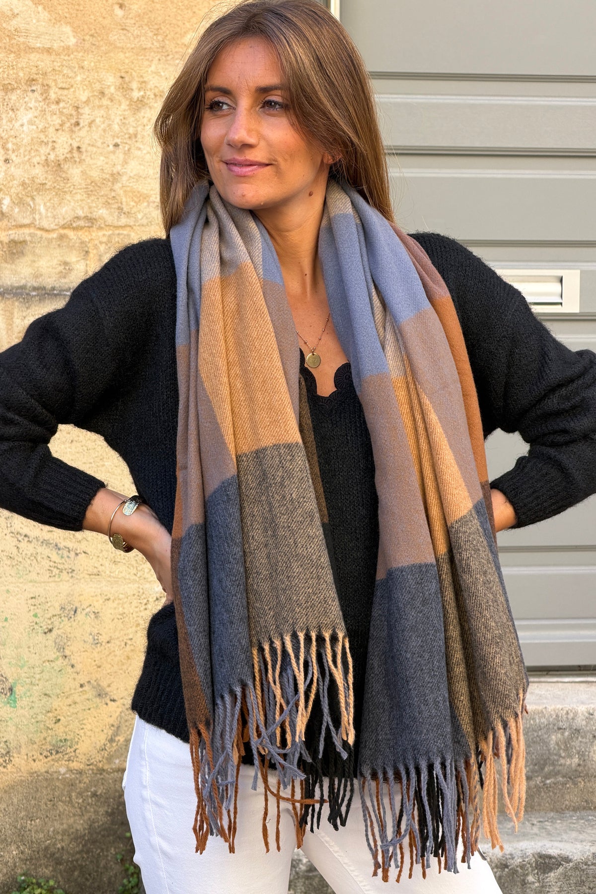 Echarpe douce carrée à carreaux camel noir et bleu avec franges