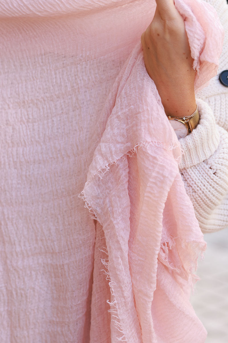 Pink soft fine scarf with small fringe details