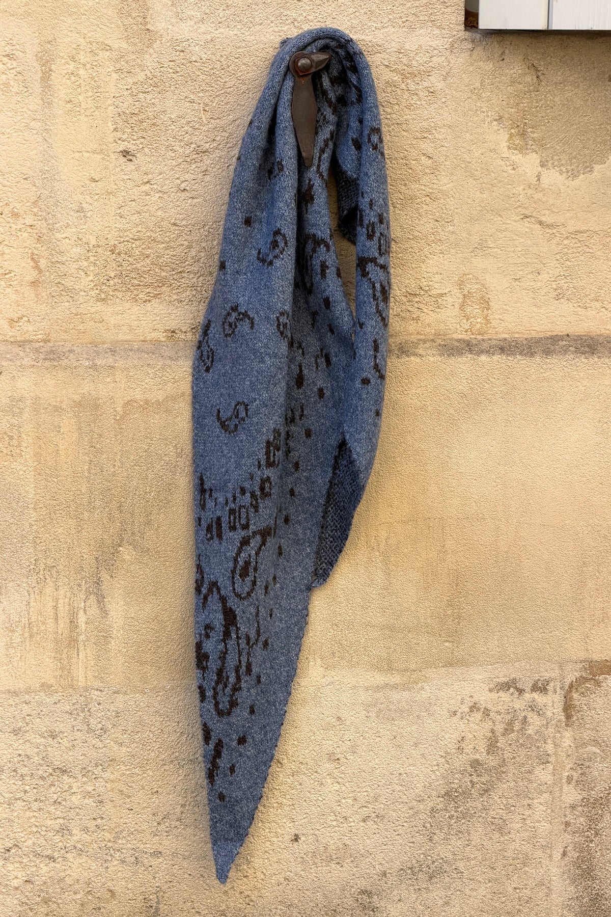 Echarpe foulard en maille bleu motif bandana