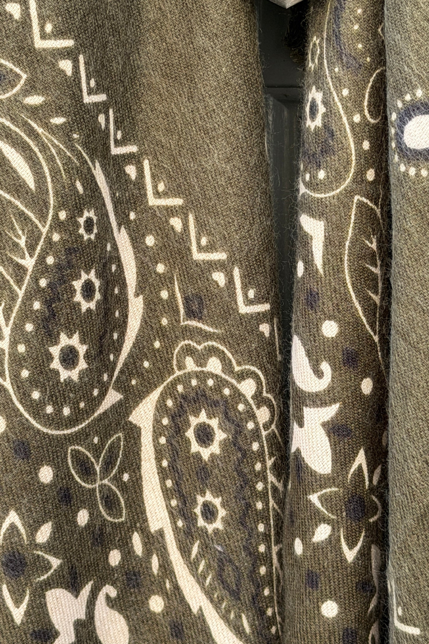 Écharpe kaki douce imprimé bandana finitions franges