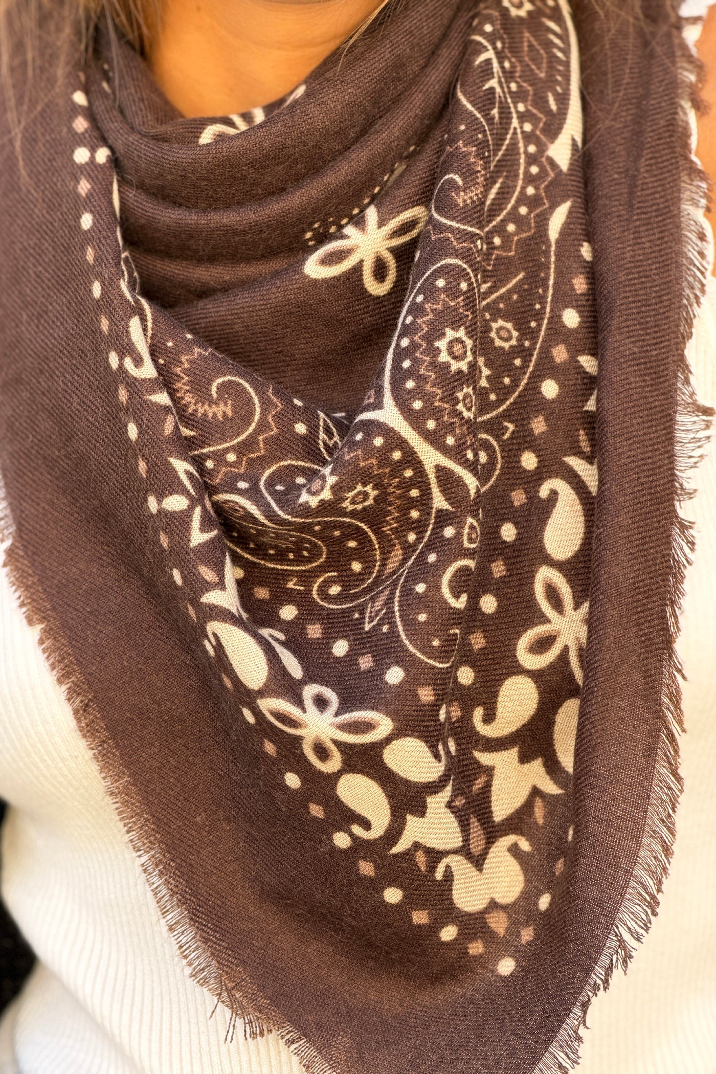 Écharpe marron douce imprimé bandana à finitions franges