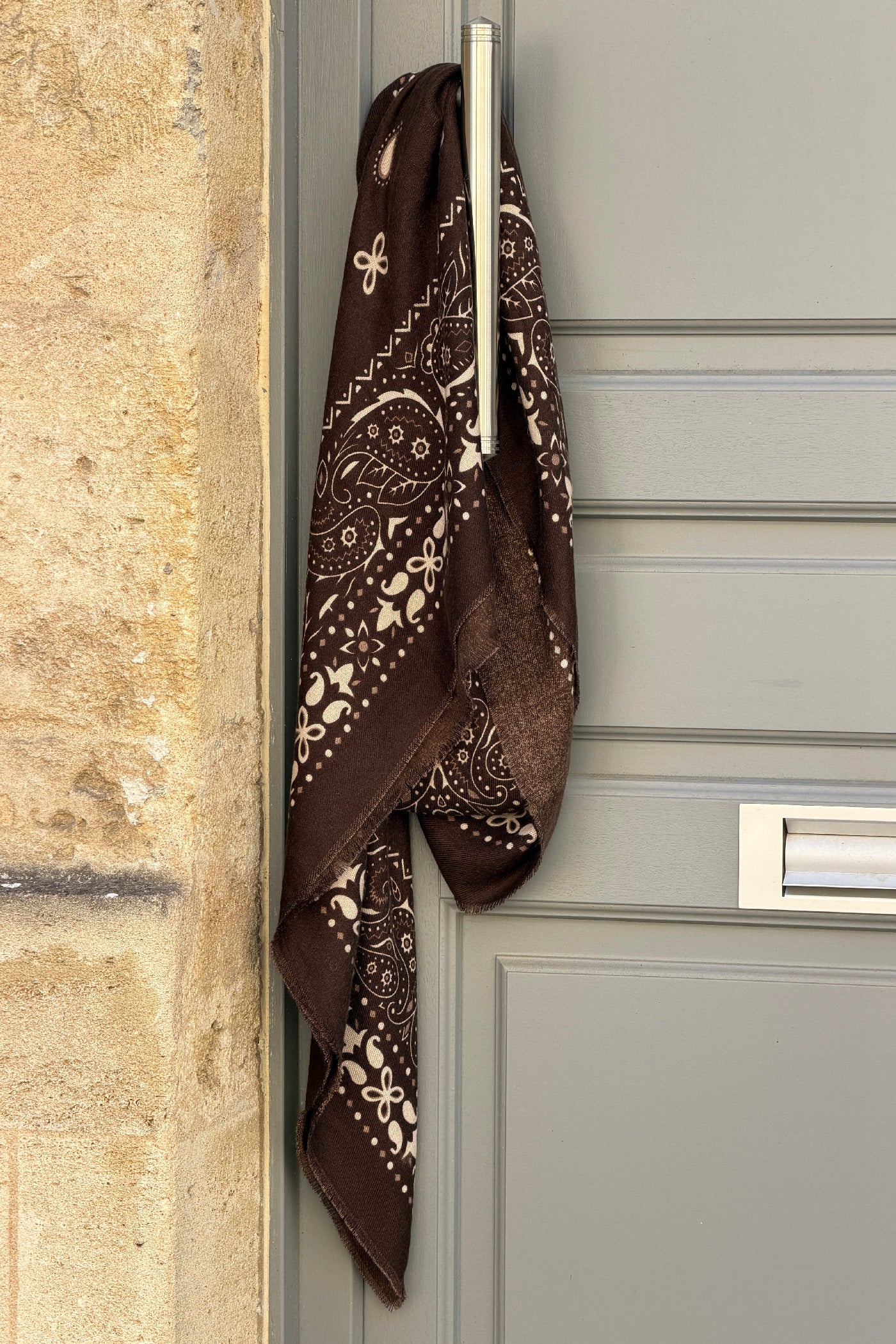 Écharpe marron douce imprimé bandana à finitions franges
