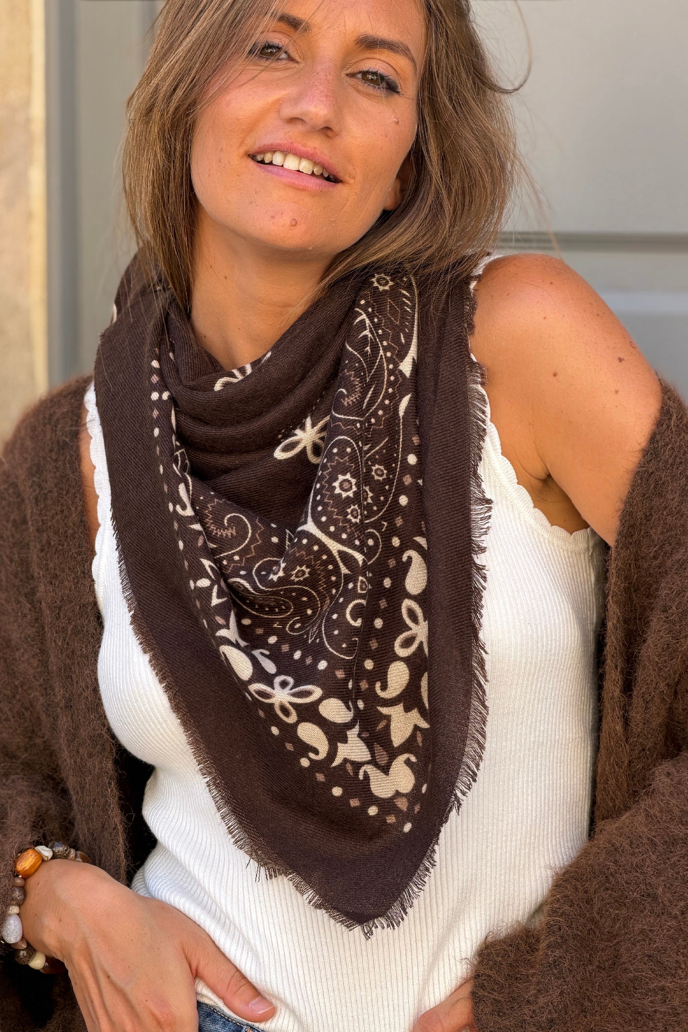 Écharpe marron douce imprimé bandana à finitions franges