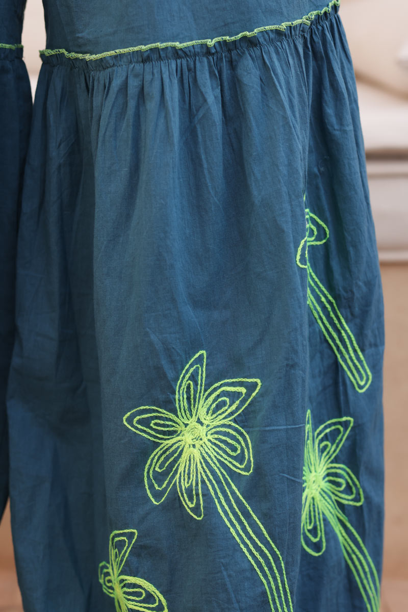 Conjunto pantalón ancho smock y diadema azul petróleo con bordado de palmeras en amarillo