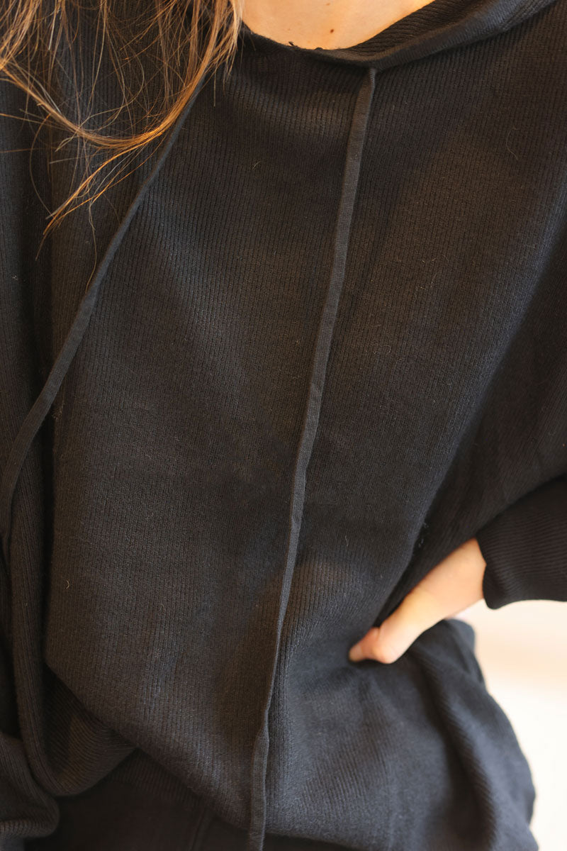 Ensemble confort noir en jersey pantalon large et pull style sweat à capuche