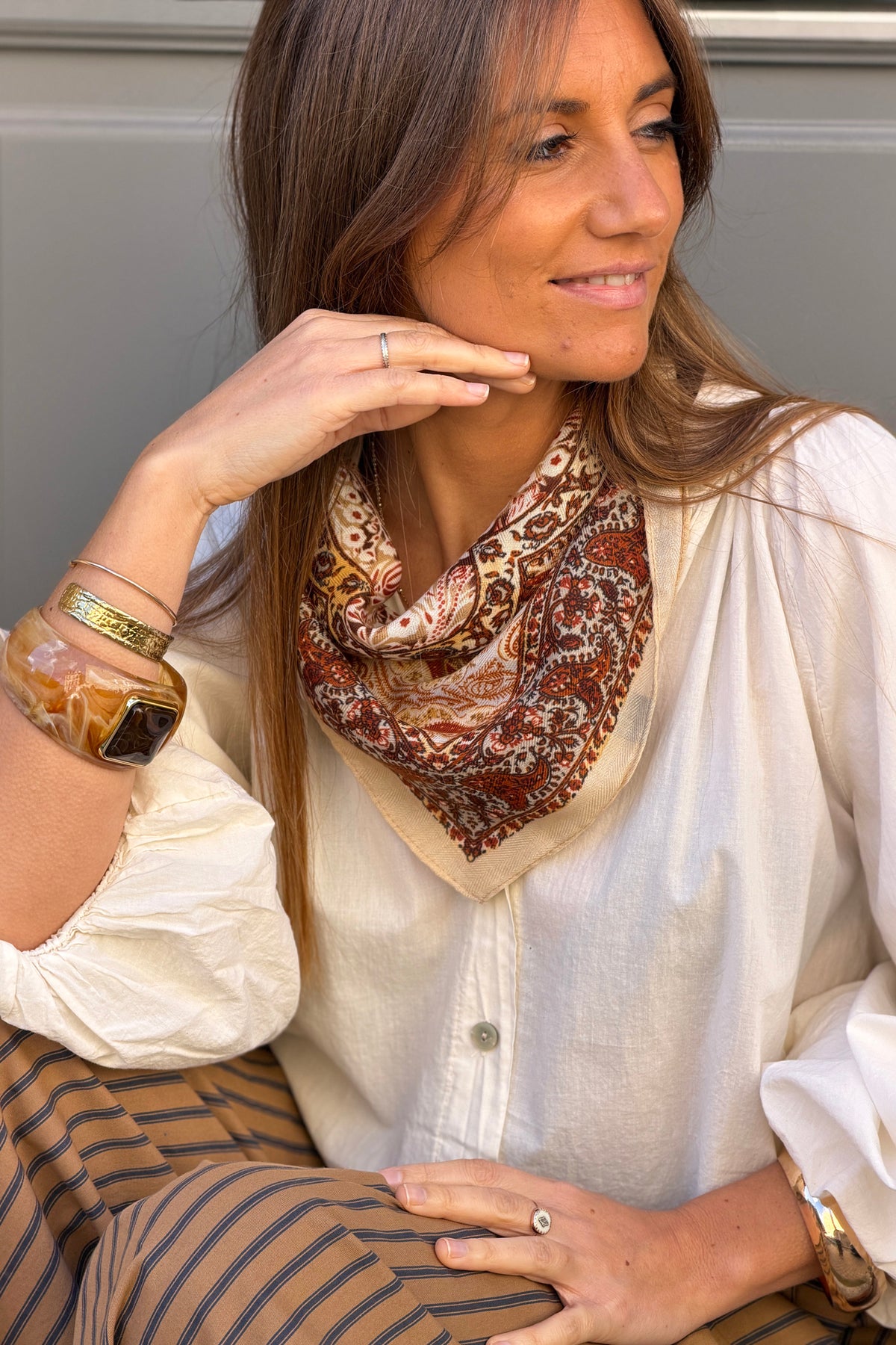 Foulard carré beige motif paisley et rosace camel et noir