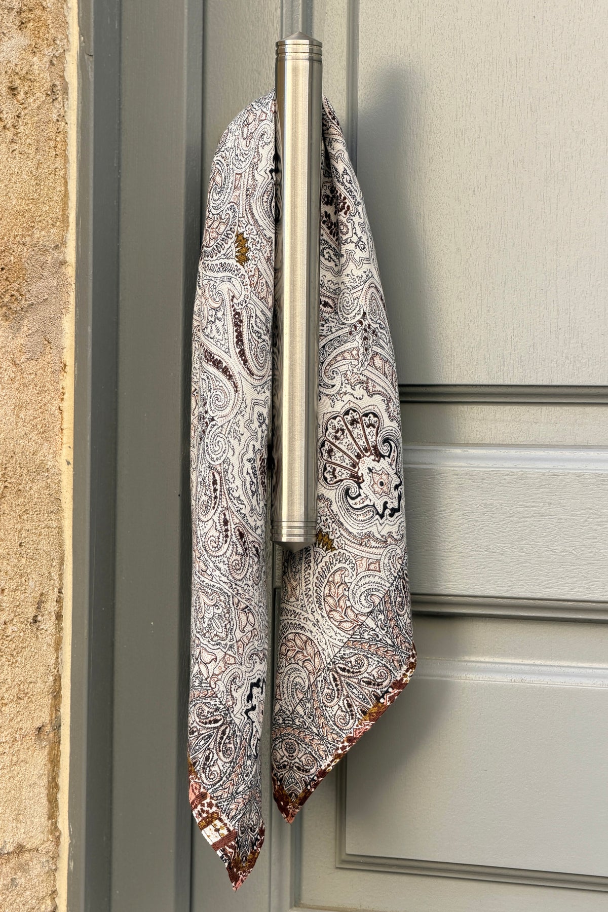 Foulard carre blanc motif Paisley cachemire fin détails rose et camel
