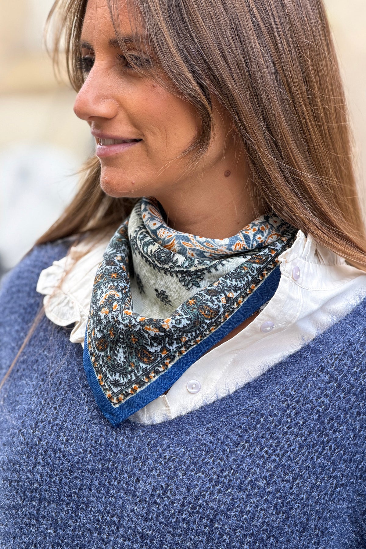 Foulard carré bleu motif paisley et rosace moutarde